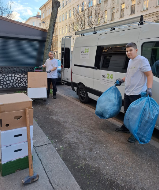 Zwei erfahren Mitarbeiter bei Cris24 bei der Arbeit